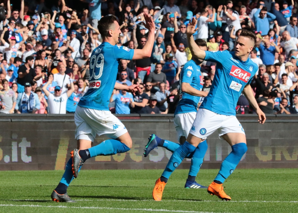 Napoli's Polish striker Arkadiusz Milik (L) celebrates after scoring during the Italian Serie A football match SSC Napoli vs AC Chievo Verona on April 8, 2018 at the San Paolo Stadium in Naples. / AFP / CARLO HERMANN