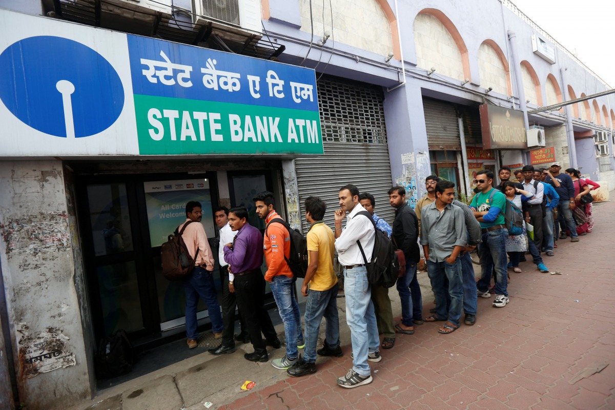 People queue outside an ATM of State Bank of India to withdraw money in Kolkata, November 22, 2016  (Reuters / Rupak De Chowdhuri) 
