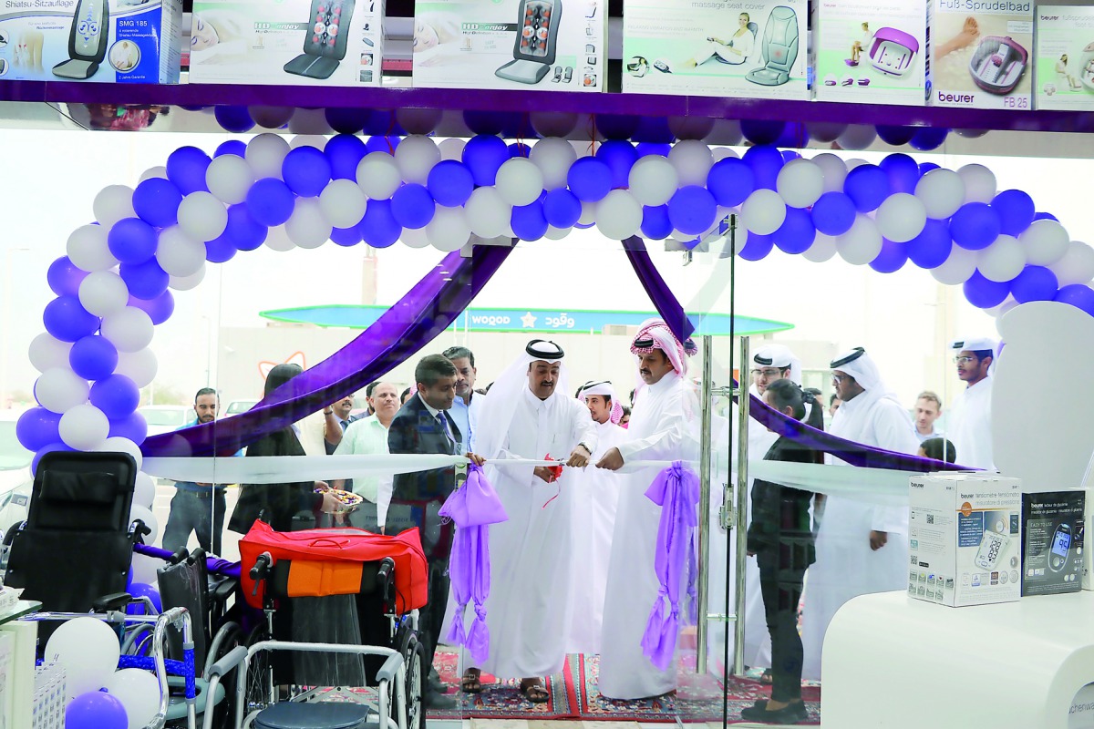 Sheikh Thani Abdullah A A Al Thani, with other officials, inaugurates the 40th branch of Wellcare Pharmacies in Simaisma, Al Daayen Municipality. 