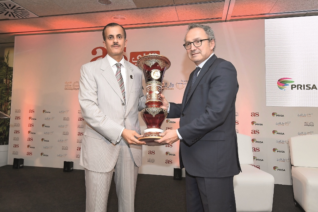 Vice-Chairman of the Board of Directors of The Dar Al Sharq Group, Sheikh Dr Khalid bin Thani Al Thani, handing over a memento to Chairman of the Board of the Directors of Prisa, Manuel Mirat, during the launch of AS Arabia.
