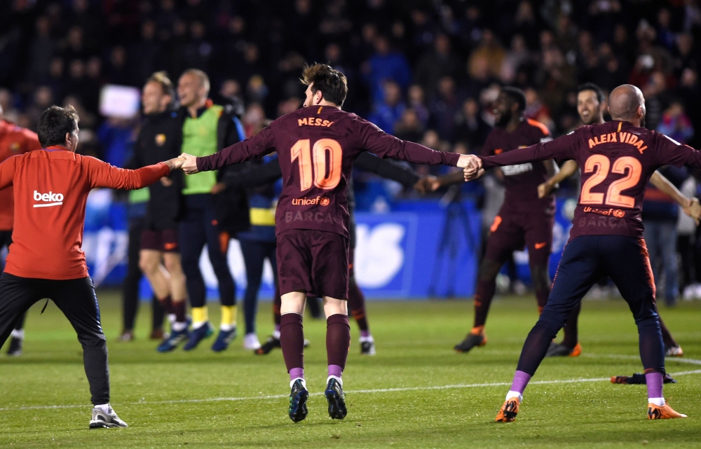 Barcelona's Argentinian forward Lionel Messi (C) celebrates with teammates after winning the Spanish league football match against Deportivo Coruna and claiming their 25th La Liga at the Riazor stadium in Coruna on April 29, 2018. / AFP / MIGUEL RIOPA
