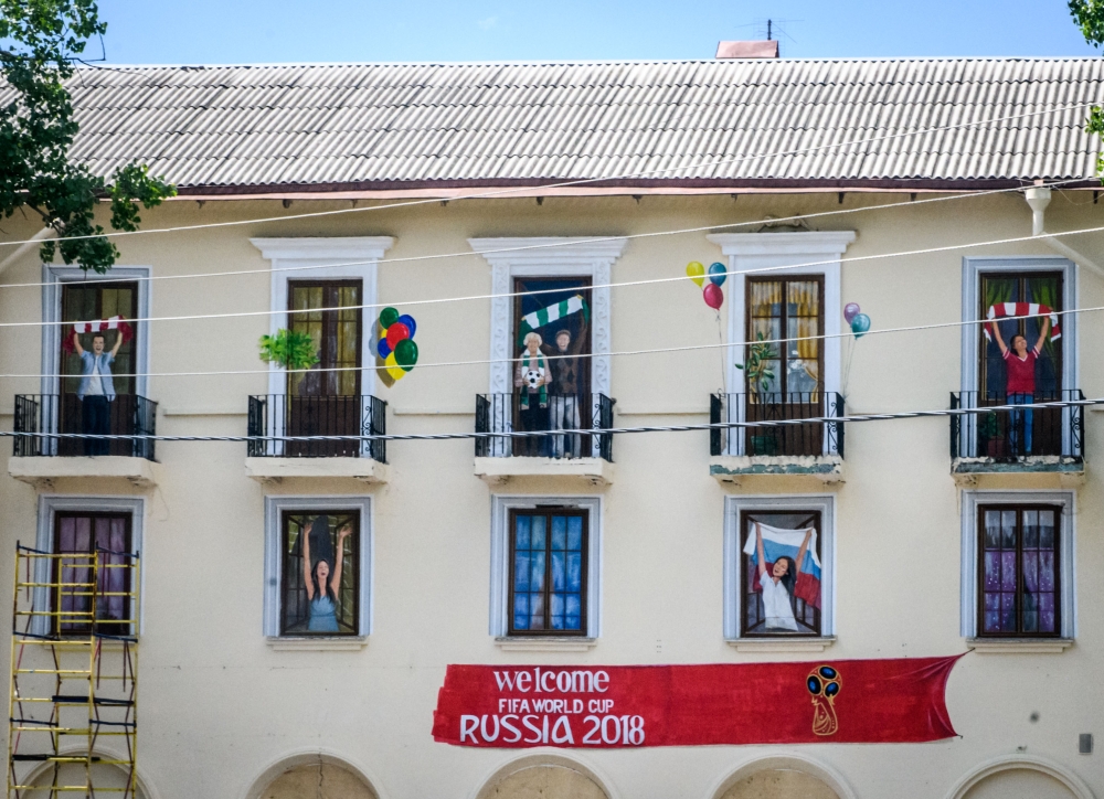 A photo taken on May 12, 2018 shows a 2018 World Cup welcome mural on a building in the Southern Russian city of Rostov-on-Don. Rostov-on-Don will host several matches during the FIFA World Cup 2018. / AFP / Mladen ANTONOV
