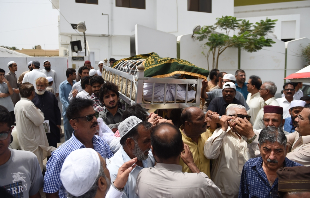 Pakistani mourners carry the coffin of hockey player Mansoor Ahmed during his funeral in Karachi on May 13, 2017. AFP / Rizwan Tabassum