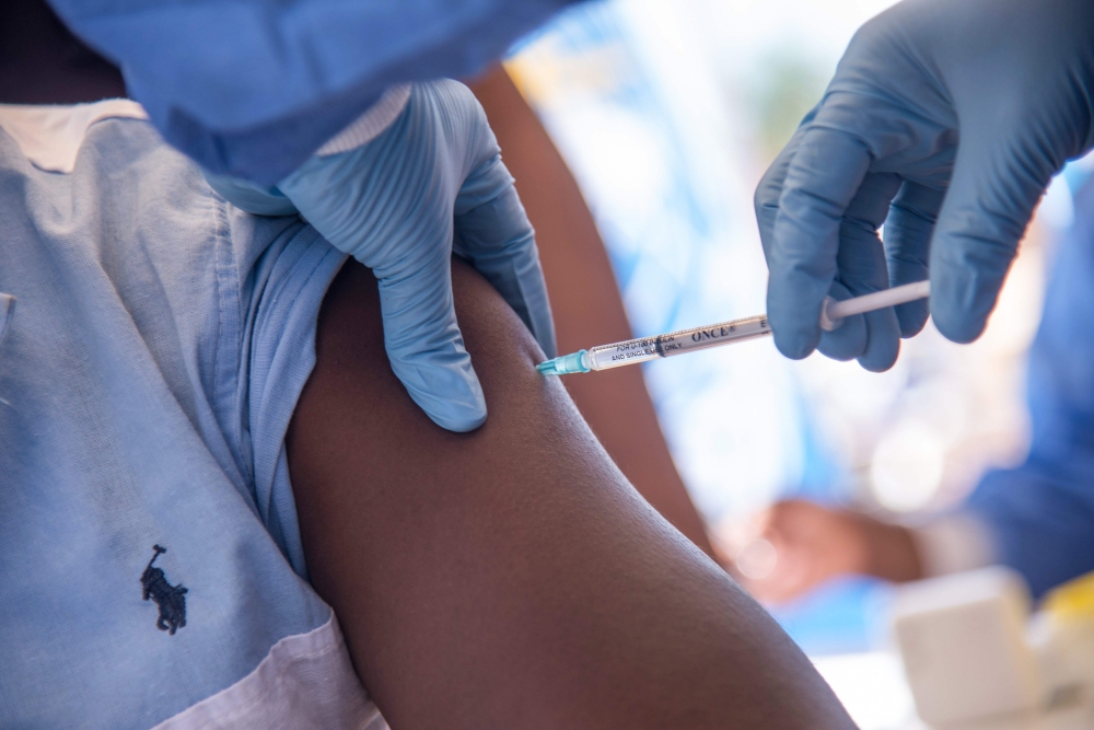 Nurses working with the WHO (World Health Organization) administer the Ebola vaccine to a local doctor at the town all of Mbandaka on May 21, 2018 during the launch of the Ebola vaccination campaign. / AFP / JUNIOR KANNAH 