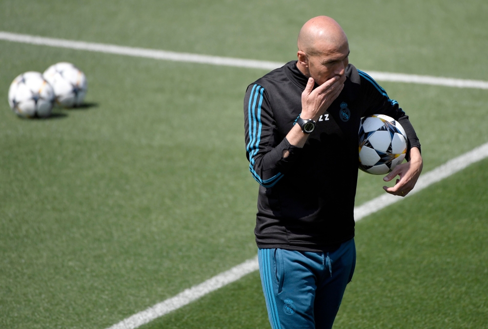 Real Madrid's French coach Zinedine Zidane attends a training session during Real Madrid's Media Open Day ahead of their UEFA Champions league final footbal match against Liverpool FC, in Madrid on May 22, 2018. / AFP / GABRIEL BOUYS