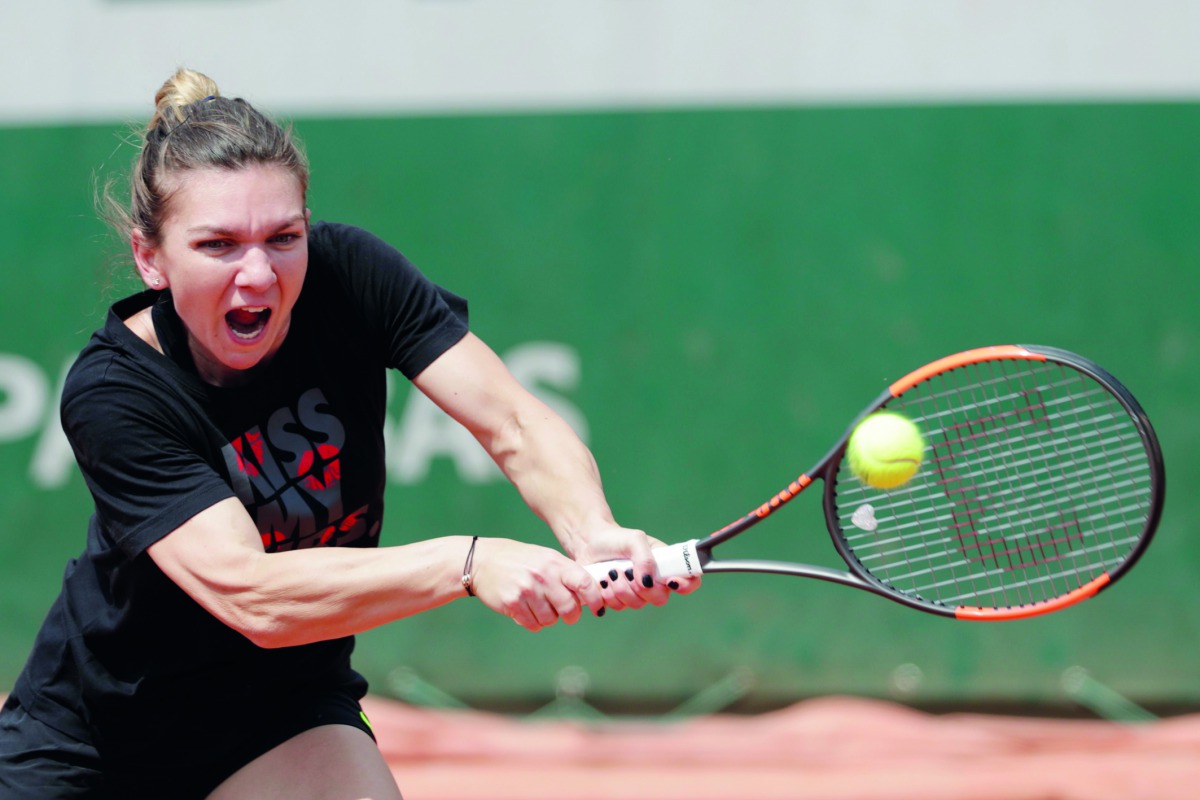 Romania's Simona Halep returns the ball during a training session in Paris on May 24, 2018, ahead of The Roland Garros 2018 French Open tennis tournament. AFP / Thomas Samson