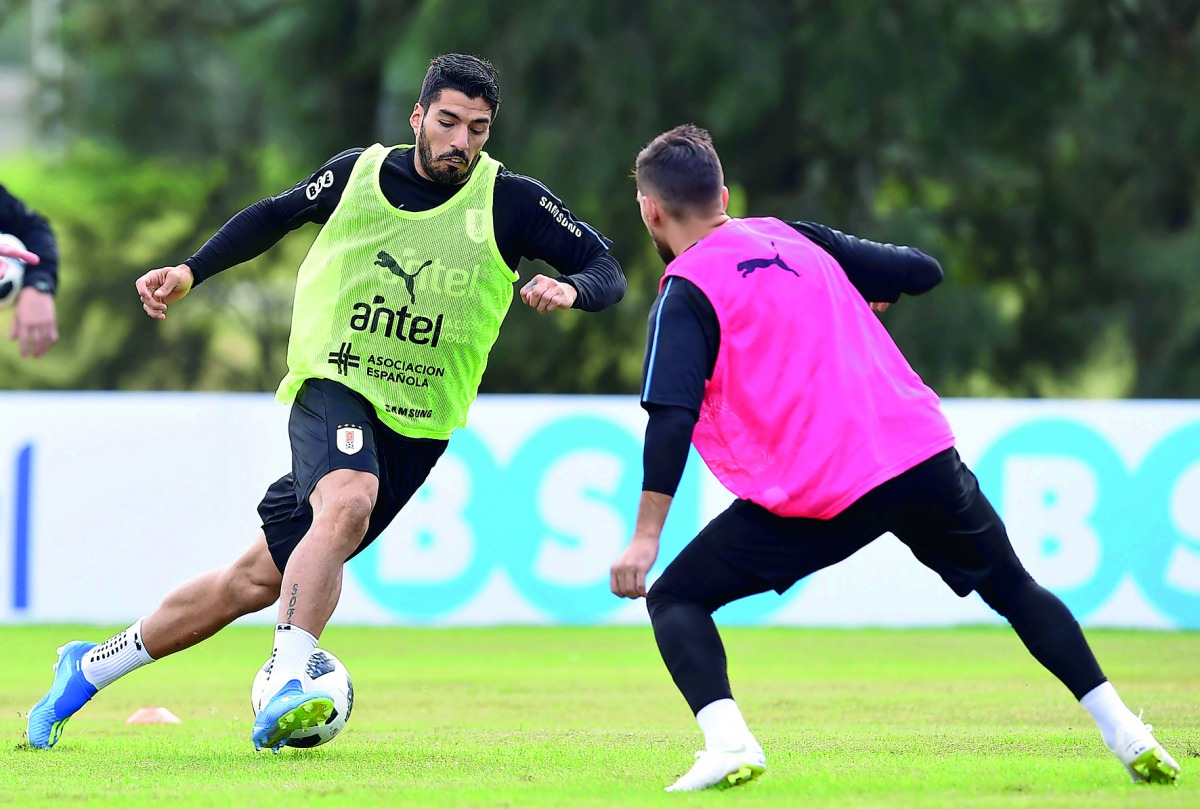 Uruguay's Luis Suarez (L) takes part in a training session at the Complejo Celeste sports complex near Montevideo, in Canelones Department, on May 28, 2018 ahead of the FIFA World Cup. AFP / Miguel Rojo
