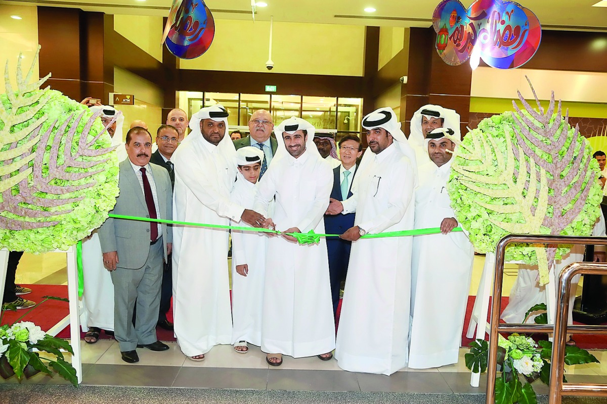 Mubarak Frish Mubarak, Member of Municipal Council; Cobus Lombard, Al Meera Acting Chief Executive Officer; Eng. Salah Al Hammadi, Al Meera’s Deputy CEO; senior staff members and other officials during the inauguration of the second branch of Al Meera Con