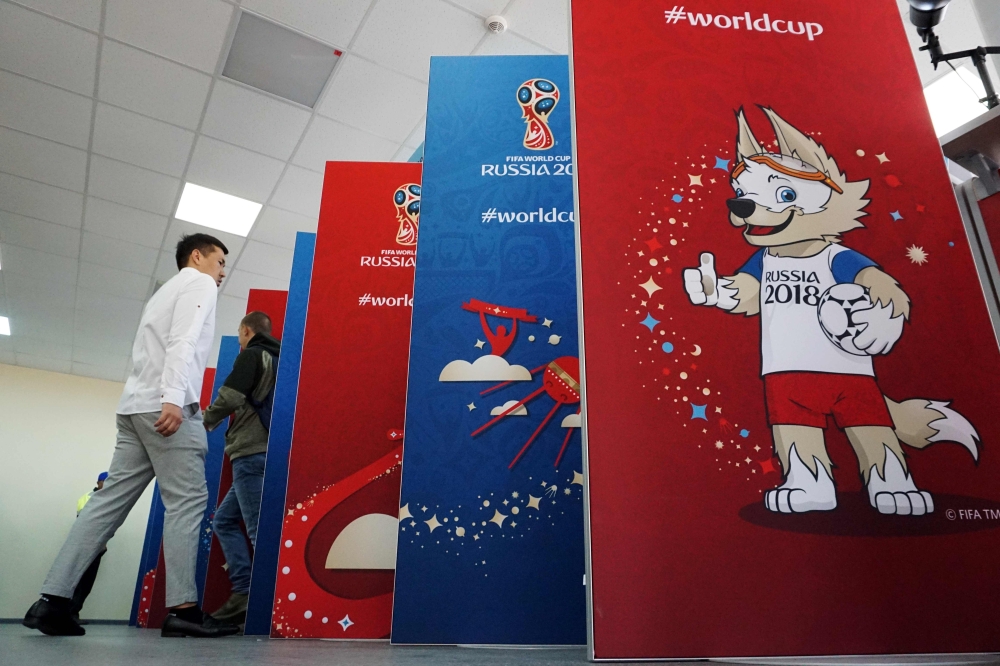 Members of the media get their accreditations for the 2018 FIFA World Cup football tournament in Moscow on May 31, 2018. / AFP / Kirill KUDRYAVTSEV