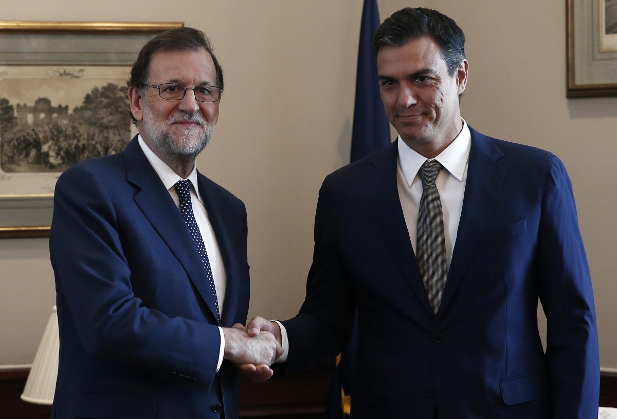 A file photo of Mariano Rajoy shaking hands with Pedro Sanchez at Senate of Spain in Madrid (Anadolu Agency) 