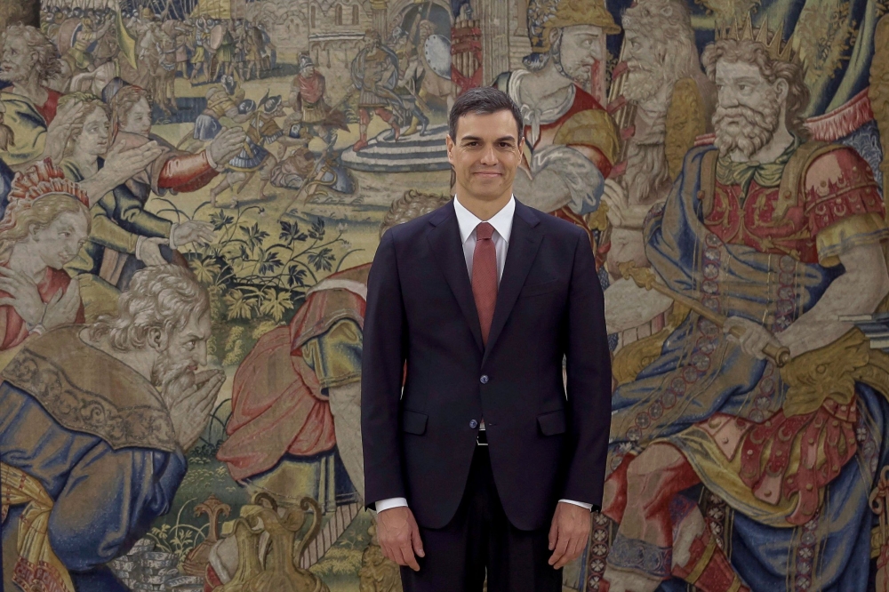 Spain's new Prime Minister Pedro Sanchez smiles during a swearing-in ceremony at the Zarzuela Palace near Madrid on June 2, 2018.  AFP / POOL / Emilio Naranjo
