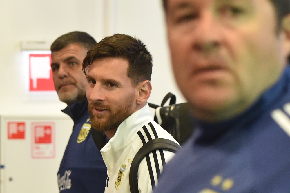 Argentina's forward Lionel Messi (C) walks at the Zhukovsky airport, near Moscow, on June 9, 2018, as Argentina's national football team arrives ahead of the Russia 2018 World Cup. / AFP / Vasily MAXIMOV