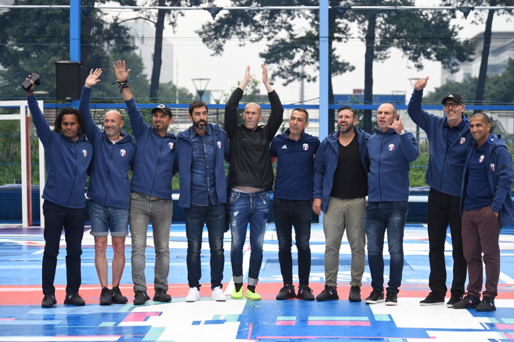 :Members of the France's 1998 World Cup's French football national team (from L) Christian Karembeu, Frank Leboeuf, Lionel Charbonnier, Robert Pires, Zinedine Zidane, Youri Djorkaeff, Vincent Candela, Alain Boghossian, Laurent Blanc and Sabri Lamouchi pos