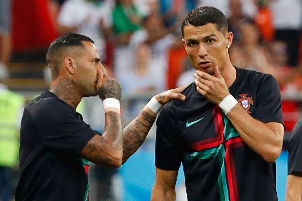 Portugal's forward Cristiano Ronaldo (R) and Portugal's forward Ricardo Quaresma speak ahead of the Russia 2018 World Cup Group B football match between Iran and Portugal at the Mordovia Arena in Saransk on June 25, 2018. / AFP / Jack GUEZ