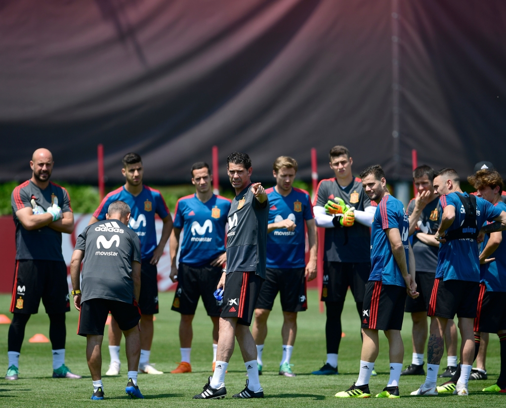 Spain's coach Fernando Hierro (C) and players attend a training session at Krasnodar Academy on June 26, 2018, during the Russia 2018 World Cup football tournament. / AFP / PIERRE-PHILIPPE MARCOU