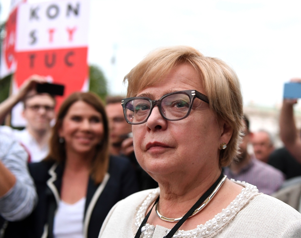 Polish Supreme Court Justice Malgorzata Gersdorf (C) attends a demonstration in support of Supreme Court judges in front of The Supreme Court in Warsaw on July 3, 2018. / AFP / Janek SKARZYNSKI 