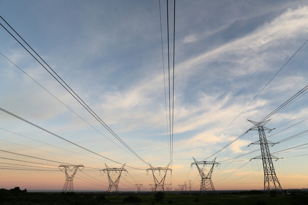 Electricity pylons carrying power from Koeberg nuclear power plant are seen in Cape Town, South Africa July 11, 2018.  Reuters/Sumaya Hisham