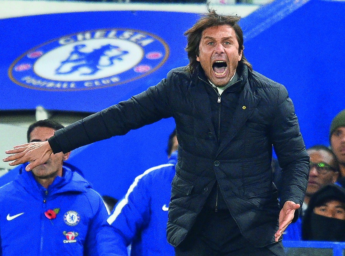 Chelsea's Italian head coach Antonio Conte gestures on the touchline during the English Premier League football match between Chelsea and Manchester United at Stamford Bridge in London on November 5, 2017. AFP / Glyn Kirk