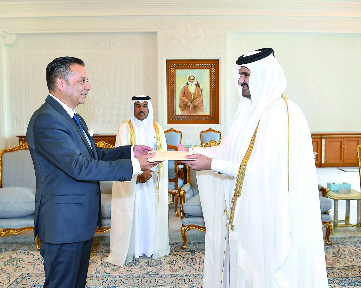 Deputy Amir H H Sheikh Abdullah bin Hamad Al Thani received at the Amiri Diwan office yesterday morning the credentials of Ambassador of the Republic of Argentina Carlos Hernandez.