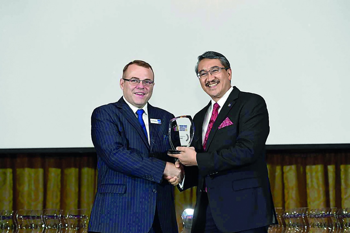 Fazlur Rahman (right), Assistant Representative at Doha Bank’s Singapore Representative Office, receiving the award during the Asian Banking and Finance (ABF) Awards 2018 ceremony  in Singapore.