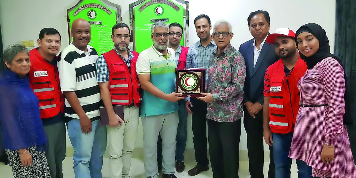 The Secretary-General of Bangladesh Red Crescent Society, Feroz Salah-Uddin, honours QRCS medical convoy by handing over a shield to the head of the mission, Dr. Abdullah R Al Naimi, Consultant of Urology and QRCS Board Member.
