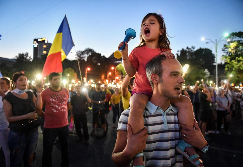 People take part in an anti government protest in front of the Government headquarters in Bucharest on August 12, 2018.  AFP / Daniel Mihailescu
 