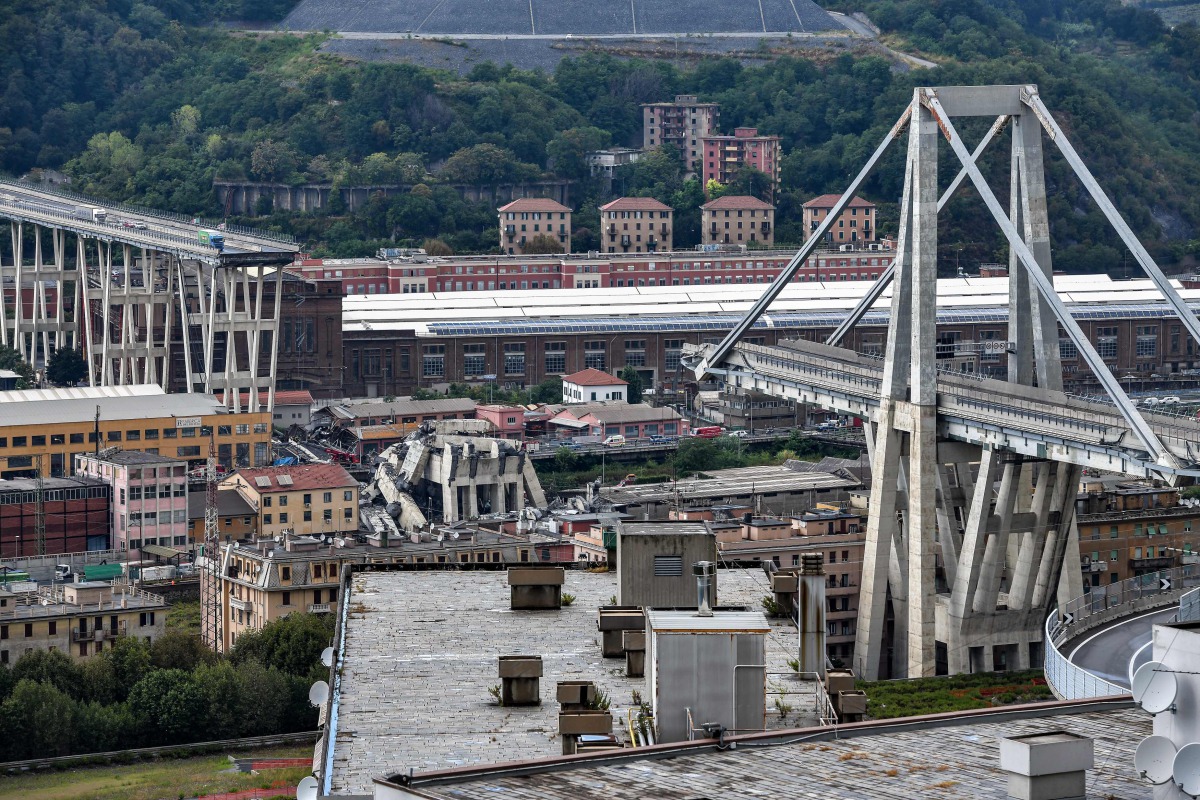 A general view shows the Morandi motorway bridge after a section collapsed earlier in Genoa on August 14, 2018. AFP / Piero Cruciatti 