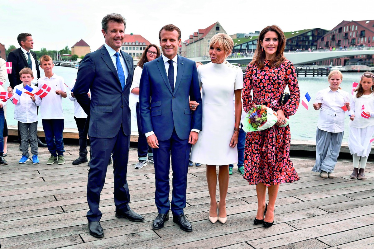 Danish Crown Prince Frederik of Denmark (L), Crown Princess Mary (R), French President Emmanuel Macron (2ndL) and his wife Brigitte Macron pose before heading to a farewell ceremony at the Royal Theatre on August 29, 2018 in Copenhagen. AFP / Ritzau Scanp