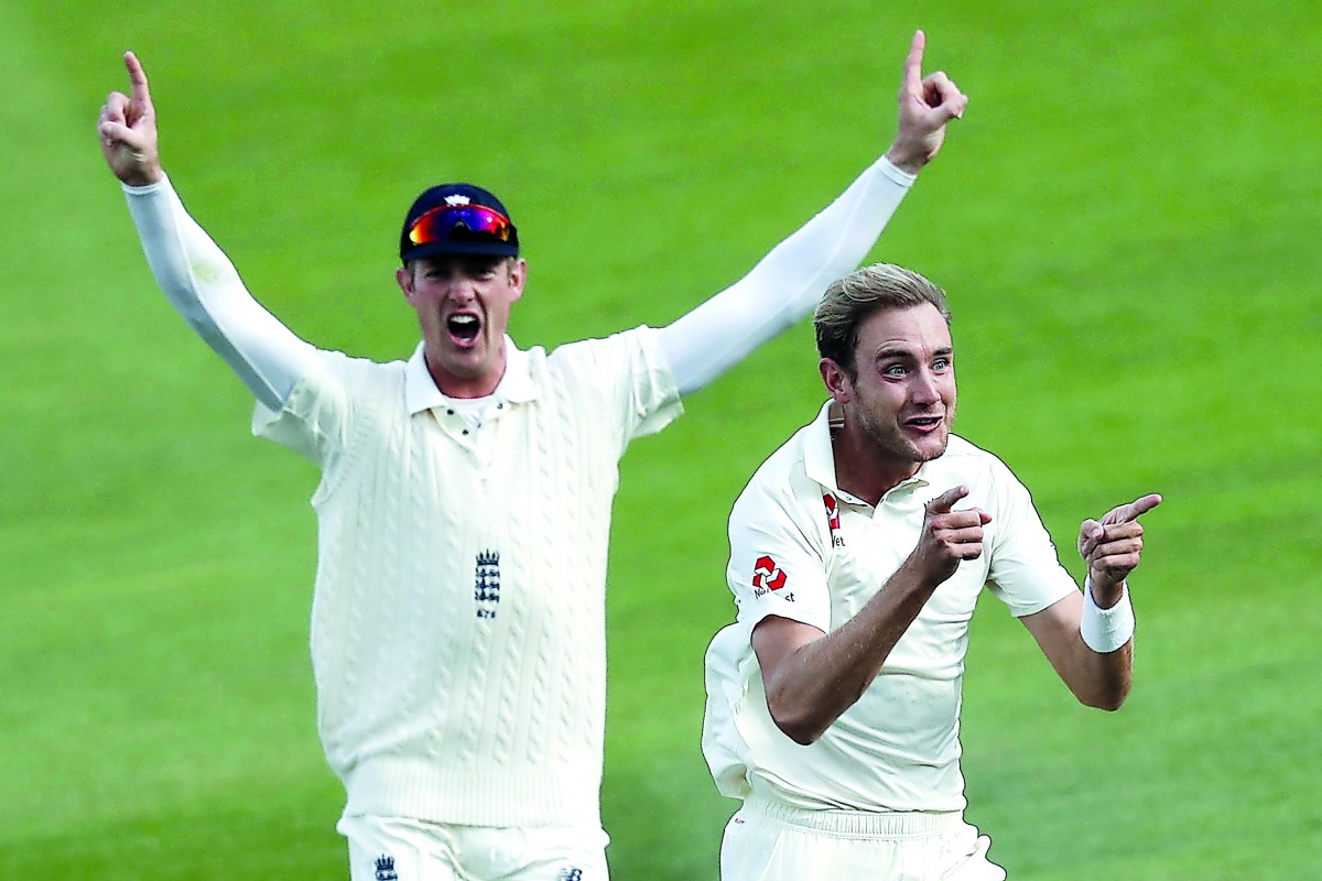 England's Stuart Broad (R) celebrates after taking the wicket of India's captain Virat Kohli on the fourth day of the fifth Test cricket match between England and India at The Oval in London on September 10, 2018. AFP / Adrian Dennis