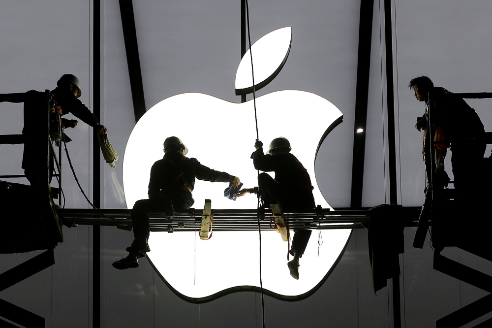 FILE PHOTO: Workers prepare for the opening of an Apple store in Hangzhou, Zhejiang province, China January 23, 2015. REUTERS/Chance Chan/File Photo