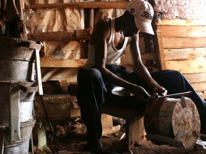 Philip Njau makes energy saving cookers at his workshop in Kangemi, a village in central Kenya, July 2, 2017. Thomson Reuters Foundation/Kagondu Njagi