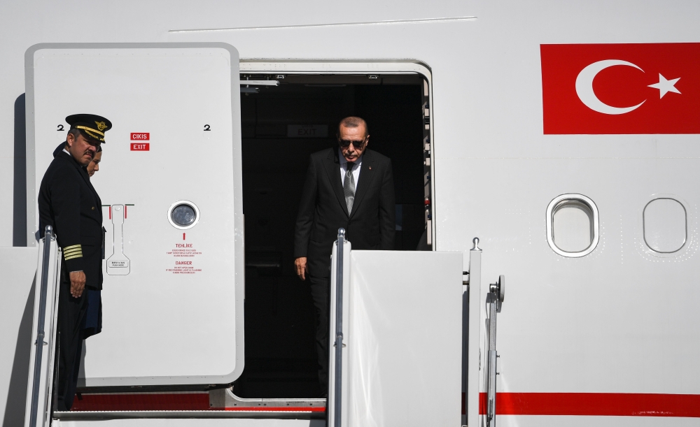 Turkish President Recep Tayyip Erdogan disembarks from his plane at Cologne's airport, on September 29, 2018 in Cologne, where he is to inaugurate the Central Mosque, one of Europe's largest.  AFP / Federico Gambarini

