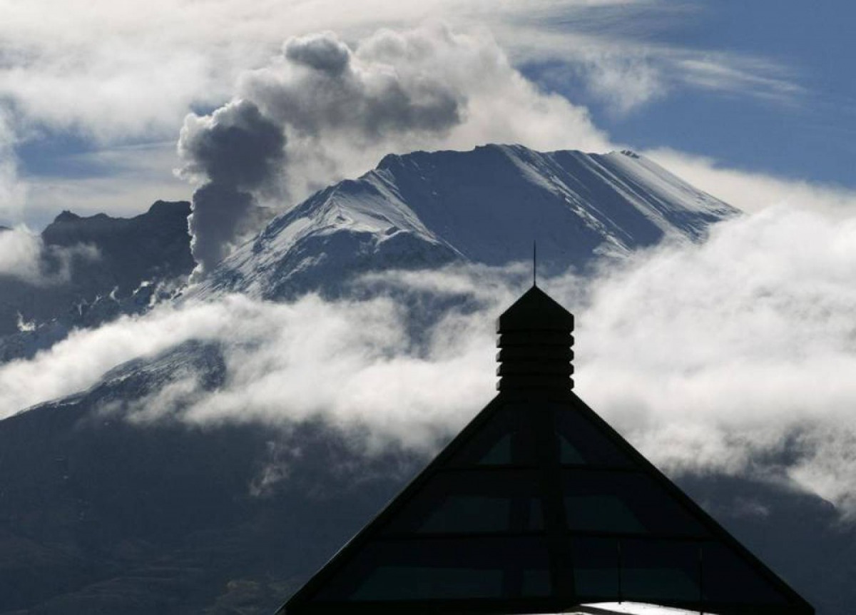 Archive Photo: Steam vents from the lava dome inside the crater of Mount St. Helens, Hawaii, October 2004. Reuters/Andy Clark AC/SV
