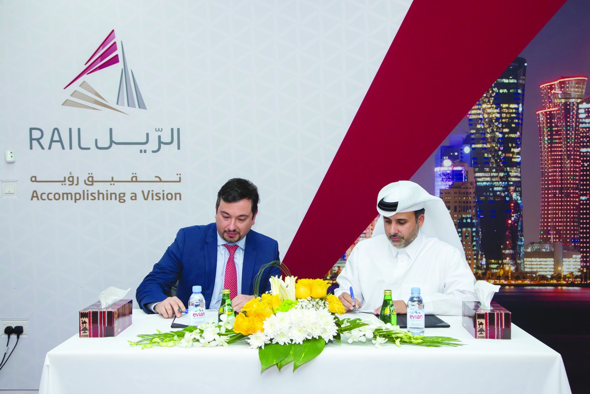 Eng Abdulla Abdulaziz Al Subaie (right), Qatar Rail’s Managing Director and Chief Executive Officer, and Khaled Nuseibeh, General Manager of Careem in the GCC, signing the MoU.
