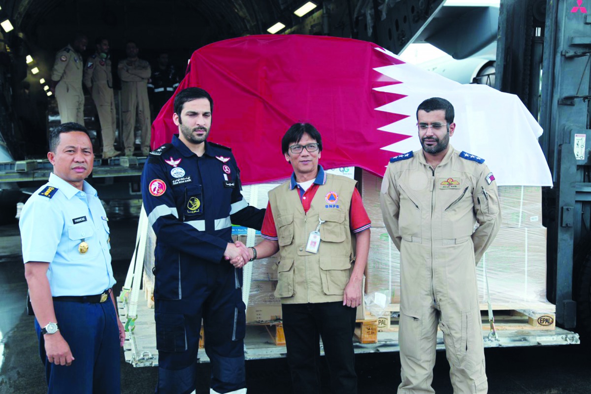 The officials receiving the Qatari aid.