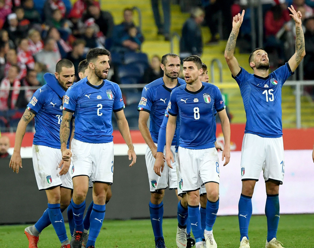 Italy's defender Cristiano Biraghi (R) celebrates scoring with his teammates during the UEFA Nations League football match Poland v Italy at the Silesian Stadium in Chorzow, Poland on October 14, 2018. / AFP / Janek SKARZYNSKI