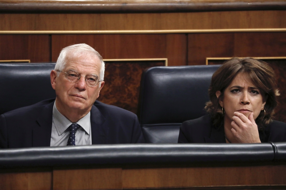 Spanish Foreign Minister Josep Borrell and Spain's Justice Minister Dolores Delgado attend a parliamentary session in Madrid, Spain, October 10, 2018. REUTERS/Susana Vera
 