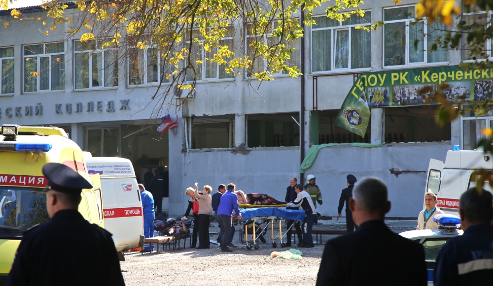 Rescuers carry an injured victim of a blast at at a college in the city of Kerch on October 17, 2018. (AFP / KERCH.FM)
