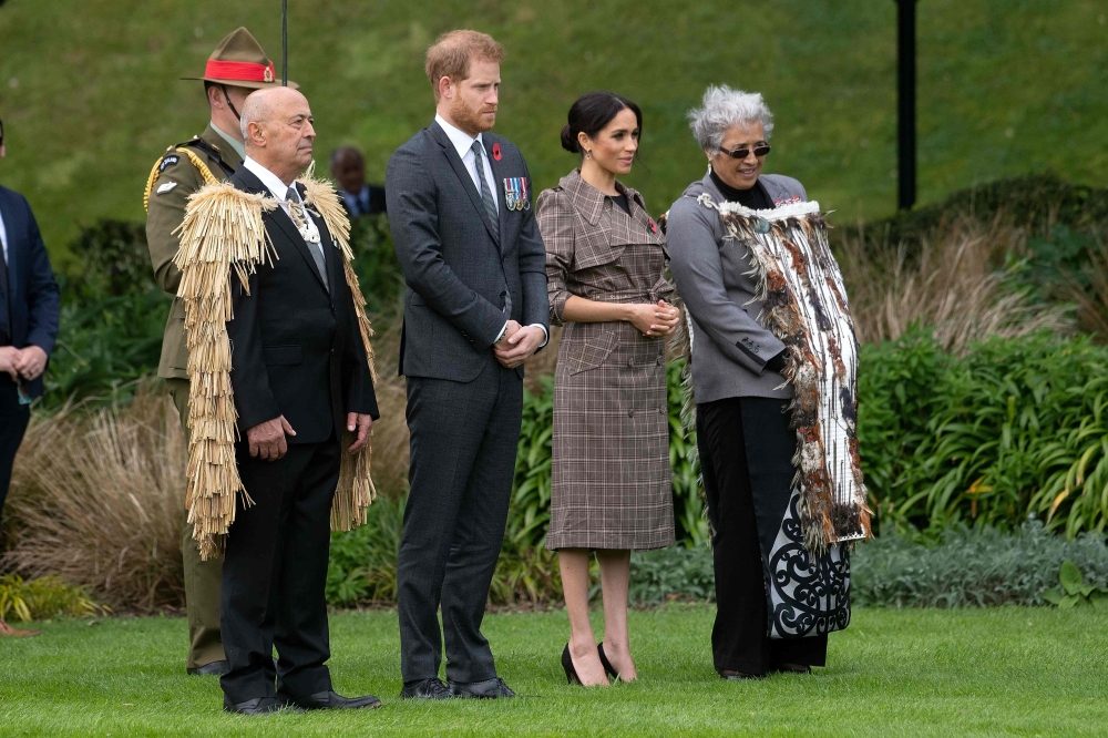 Britain's Prince Harry (2nd L) and his wife Meghan (2nd R), the Duchess of Sussex, watch a traditional warrior challenge with Maori elders during an official welcoming ceremony at Government House in Wellington on October 28, 2018. / AFP / Marty MELVILLE