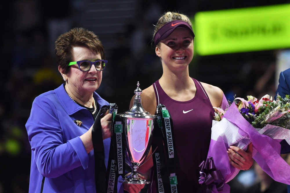  Ukraine's Elina Svitolina (R) receives the winning trophy from Billie Jean King after defeating Sloane Stephens of the US in their singles final match at the WTA Finals tennis tournament in Singapore on October 28, 2018. / AFP / Roslan RAHMAN 