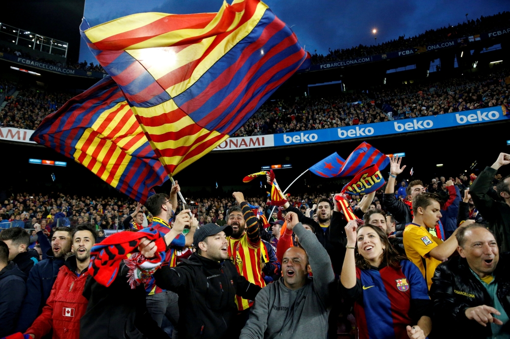 Barcelona fans. REUTERS/Paul Hanna/File Photo

