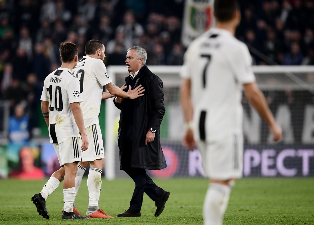 Manchester United's Portuguese manager Jose Mourinho (C) argues with Juventus' Italian defender Leonardo Bonucci (2ndL) and Juventus' Argentine forward Paulo Dybala (L) at the end of the UEFA Champions League group H football match Juventus vs Manchester 