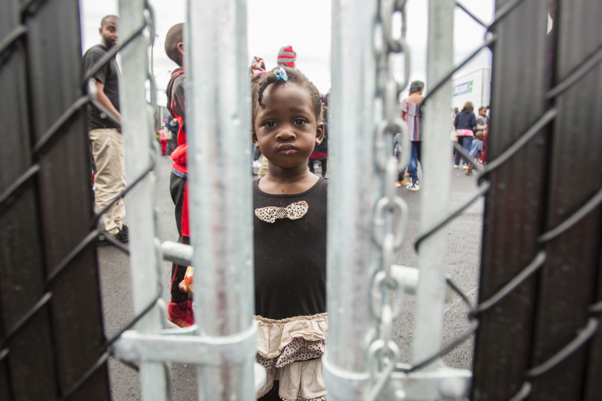 A girl who crossed the Canada-US border with her family claiming refugee status in Canada  at a temporary detention centre in Blackpool, Quebec on August 5, 2017. AFP/Geoff Robins