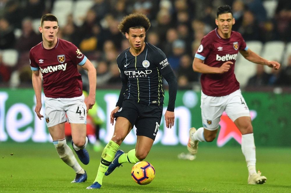 Manchester City's German midfielder Leroy Sane (C) runs with the ball during the English Premier League football match between West Ham United and Manchester City at The London Stadium, in east London on November 24, 2018.  AFP / Glyn KIRK 