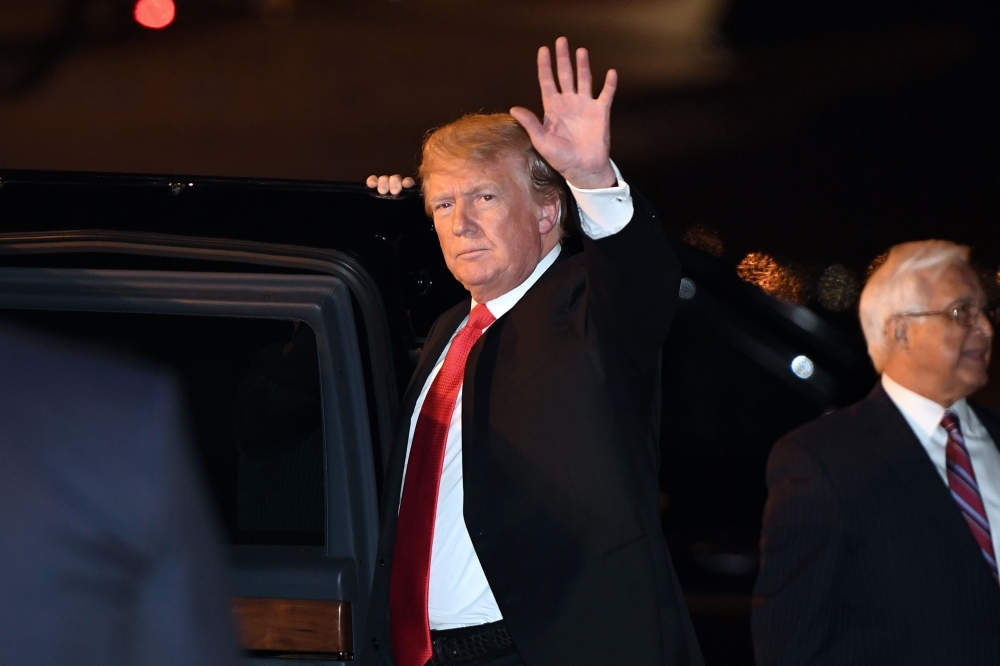 US President Donald Trump disembarks from Air Force One upon arrival in Buenos Aires, Argentina, on November 29, 2018, as he travels to attend the G20 summit.  / AFP / SAUL LOEB 
