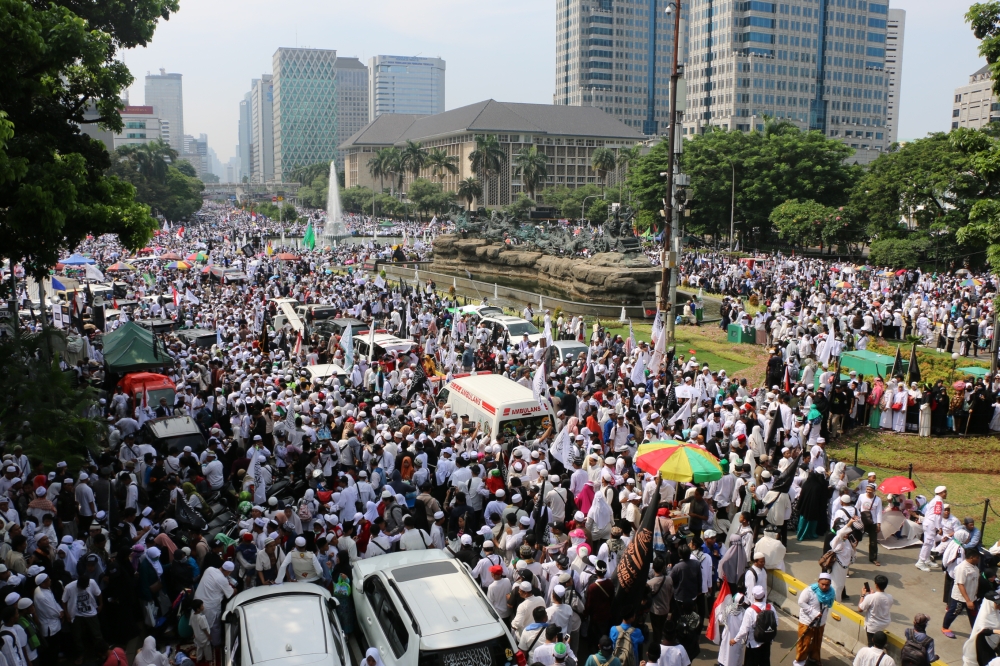 People gather at Monas Square to attend a reunion rally held by 212 Rally Alumni in Jakarta, Indonesia on December 2, 2018. ( Mahmut Atanur - Anadolu 