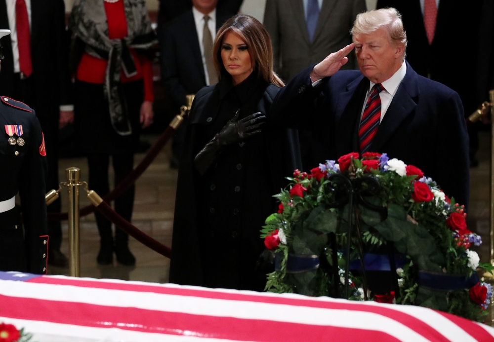US President Donald Trump and First Lady Melania Trump arrive to pay their respects to former US President George H. W. Bush as he lies in state in the US Capitol's rotunda December 3, 2018 in Washington, DC. / AFP / POOL / JONATHAN ERNST 