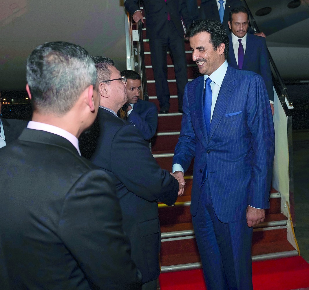Amir H H Sheikh Tamim bin Hamad Al Thani being welcomed at Kuala Lumpur International Airport.