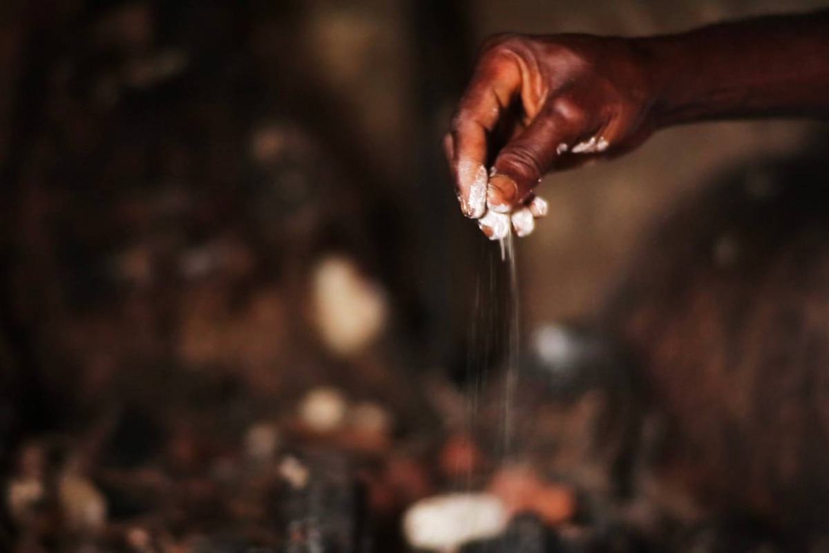 Hand of of a pries during a ceremony in his shrine in Benin, Nigeria, July 1, 2018. Thomson Reuters/Foundation Kagho Idhebor