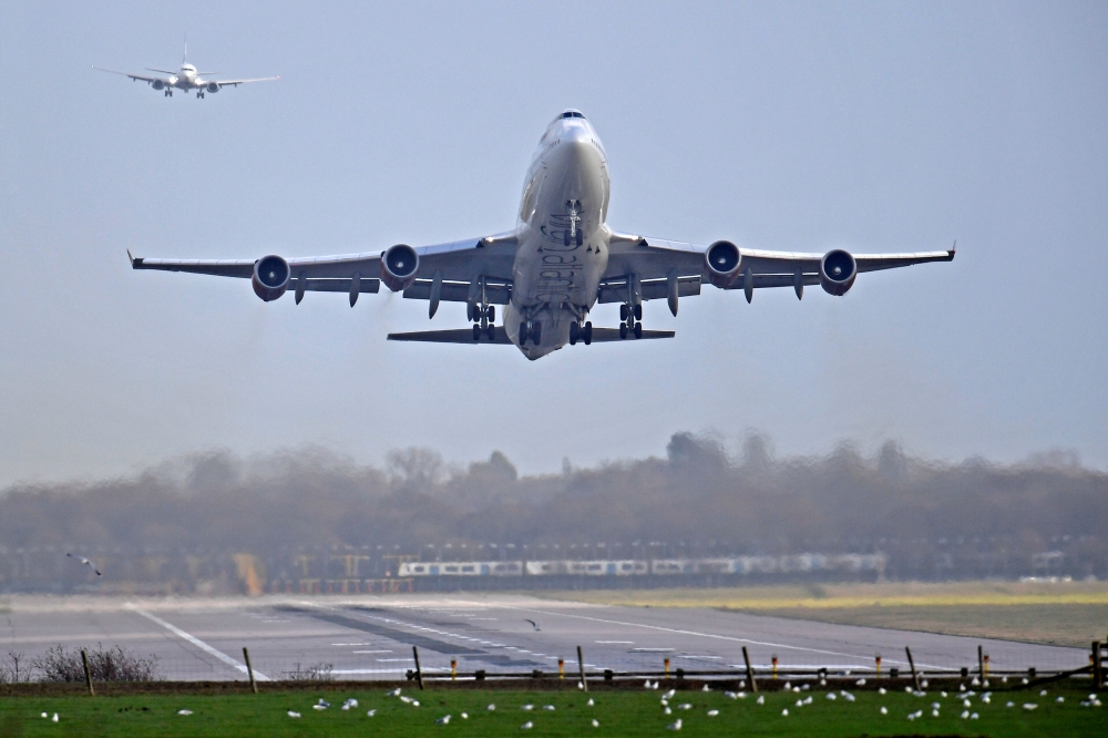  An airplane takes off at Gatwick Airport, after the airport reopened to flights following its forced closure because of drone activity, in Gatwick, Britain, December 21, 2018. REUTERS/Toby Melville